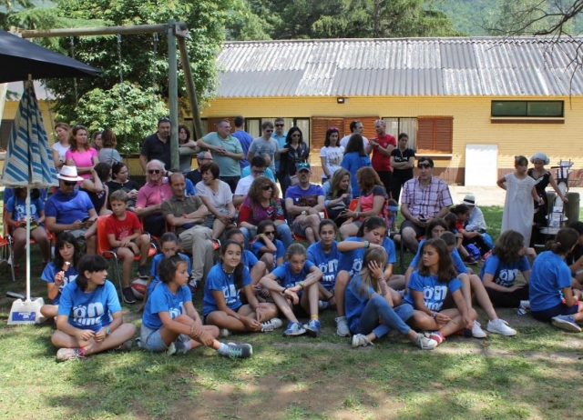 e-19747366-viendo-la-representacion-en-el-campamento-de-huesca1521191032701.jpg