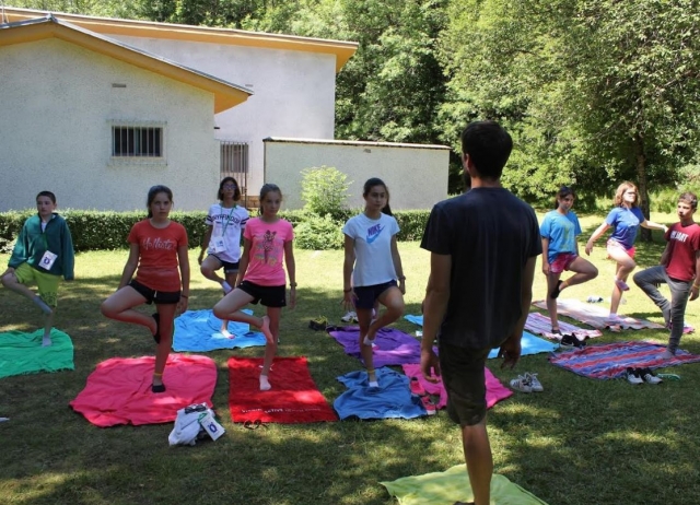 e-19747366-yoga-en-el-campamento-de-aisa15211910322947.jpg