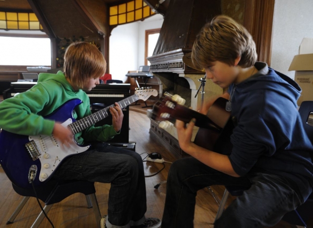 Alumnos tocando la guitarra