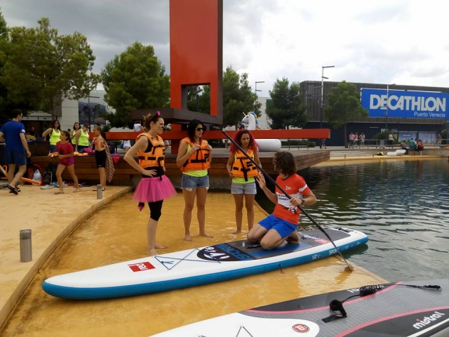 e-19747421-disfrazadas-para-hacer-sup-en-el-rio-ebro1521550046161.jpg