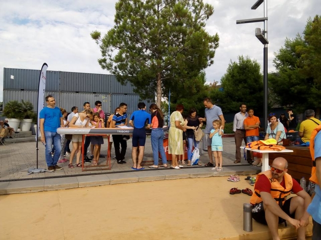 e-19747421-preparando-la-tabla-de-paddle-surf-en-zaragoza15215500463656.jpg