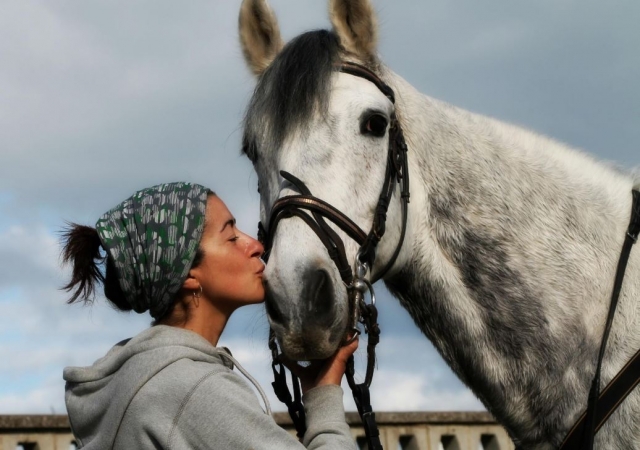 Besando al caballo en Deva