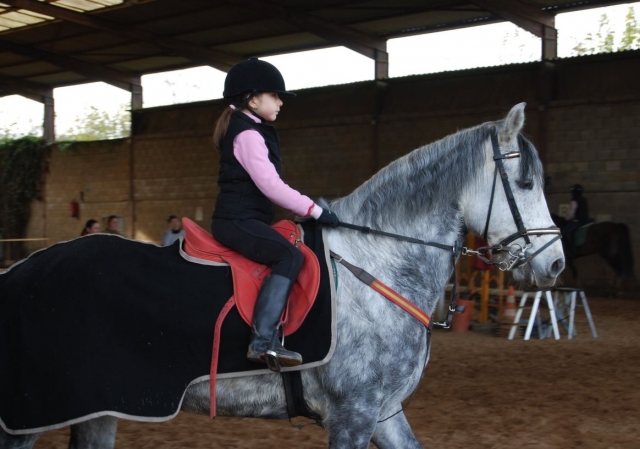 Alumna de la clase de hipica en Deva