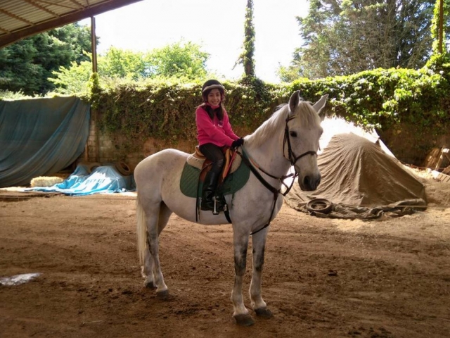 Amazona aprendiendo a montar en Deva