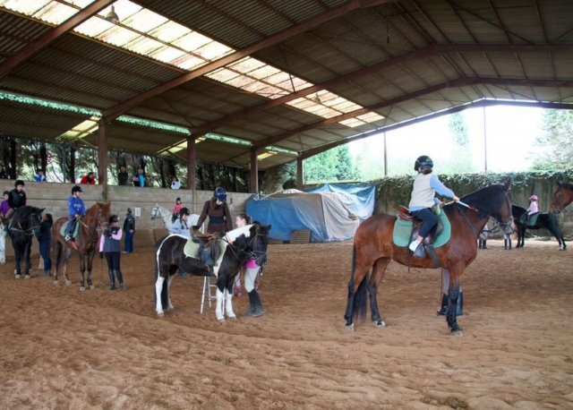 Subiendo a caballo en la pista de Deva