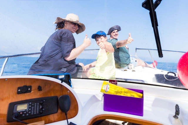  Famille sur la proue du bateau 