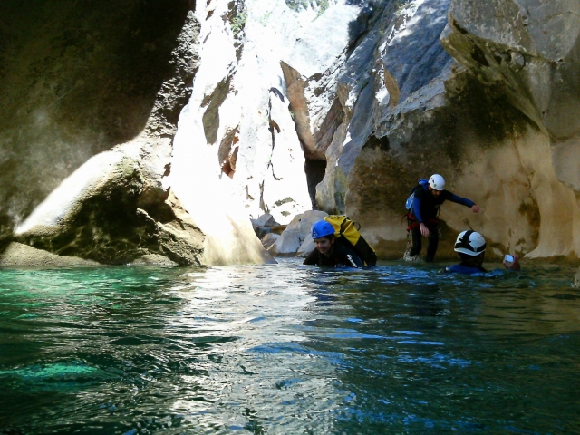  Nuotare nelle acque del burrone dell'Aragona 