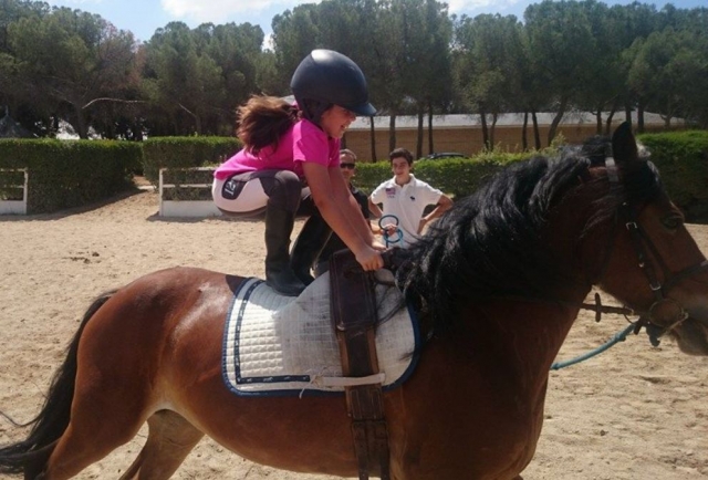 De pie en el caballo en el campamento de Madrid