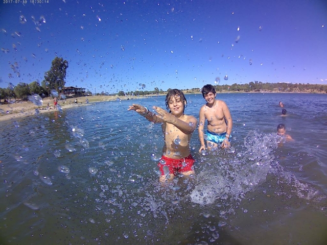 Refrescandose en el campamento de musica