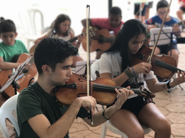 Alumnos de violin campamento Merida