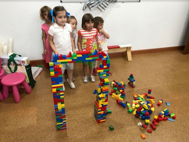 Jugando con Lego en el campamento en Merida