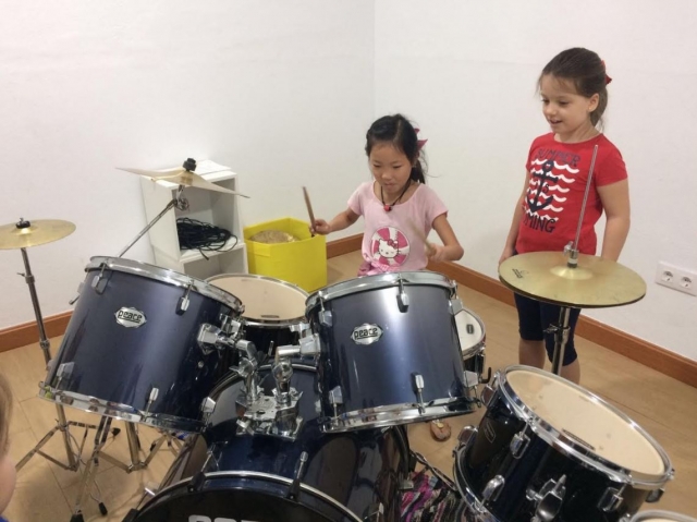 Tocando la bateria campamento diurno Merida