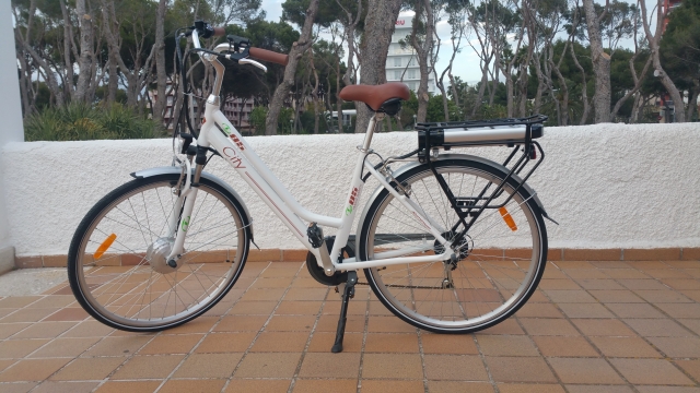  Vélo blanc à louer à Majorque 