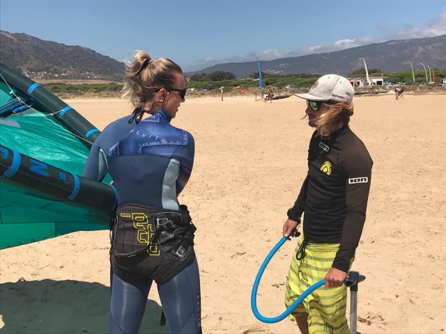 Charlando con el profesor de kitesurf en Tarifa