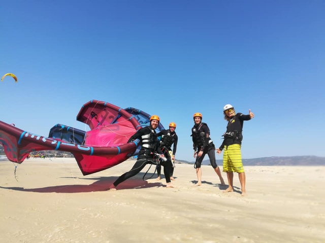 Clase grupal de kitesurf en Tarifa