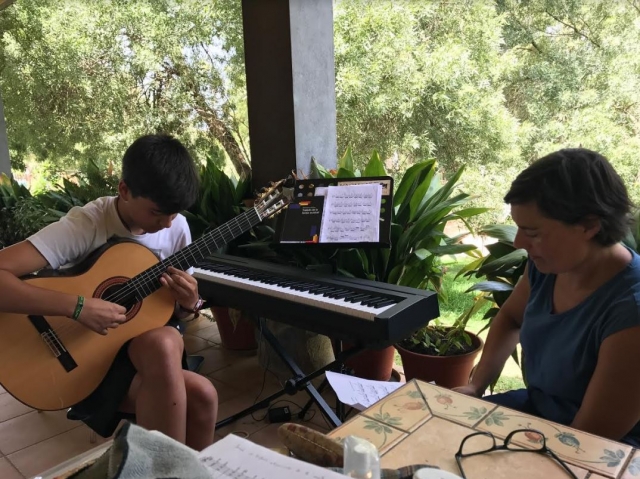 Ensayando con la profesora en el campamento de Aljucen