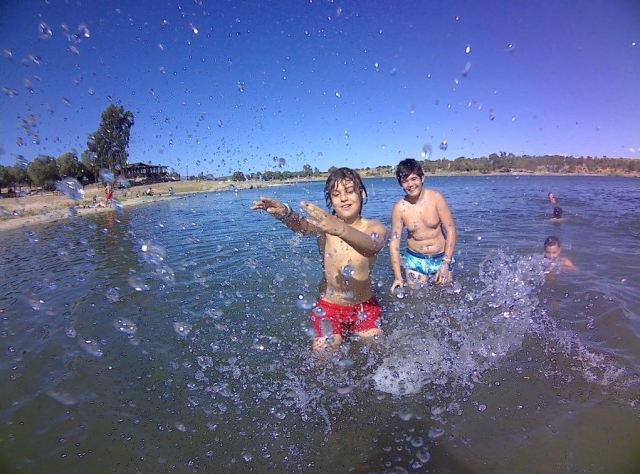 Jugando con el agua en el campamento de Aljucen