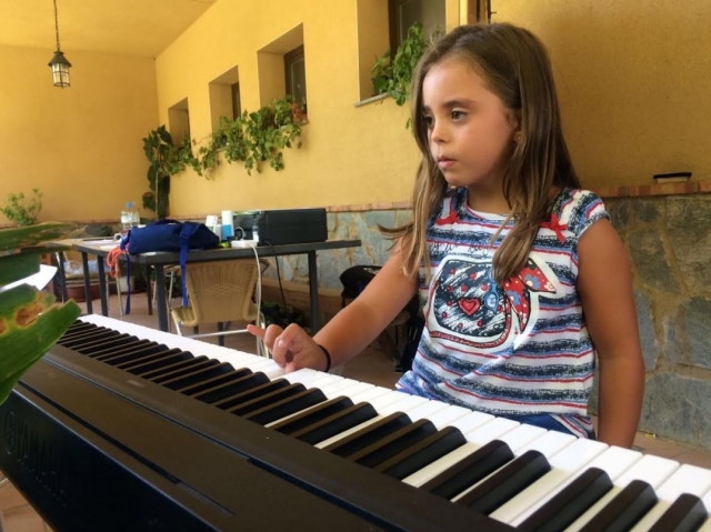 Tocando el piano en el campamento de Aljucen