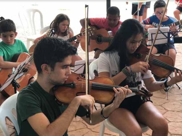 Tocando el violin en el campamento en Aljucen