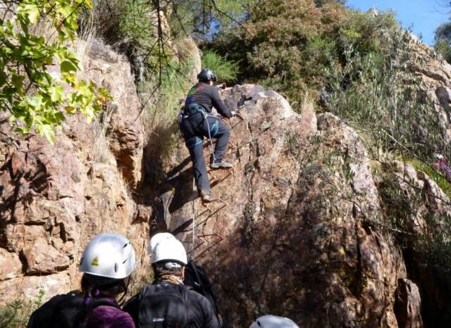 Grapas en la ferrata de Morante