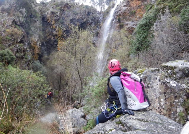 Mirando la cascada de la Rejia