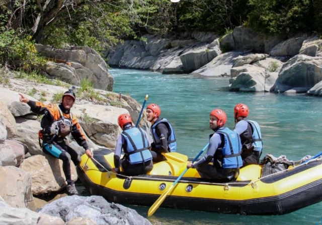  Radeau de rafting sur les rives de l'Ara 