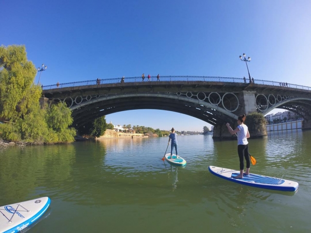 Cruzando el puente de Triana en SUP 