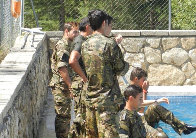 Cadetes campamento militar en la piscina