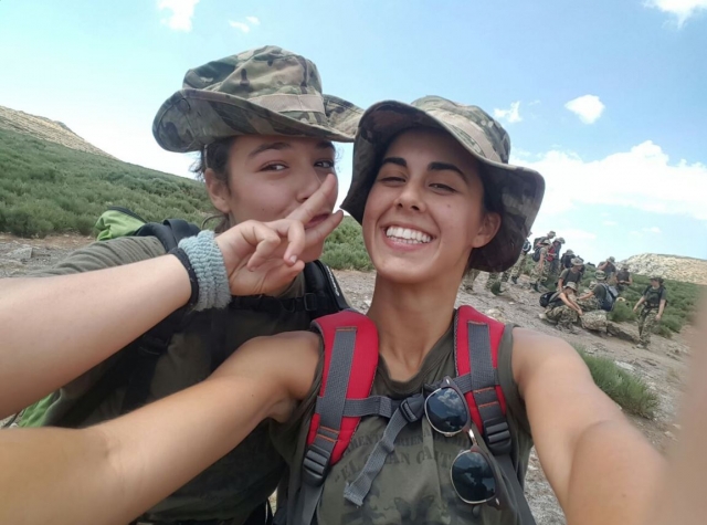 Chicas del campamento militar en Navacerrada