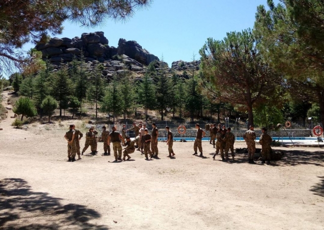 Junto a la piscina del campamento militar en Navacerrada