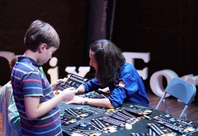  青年宇航员领取文凭 