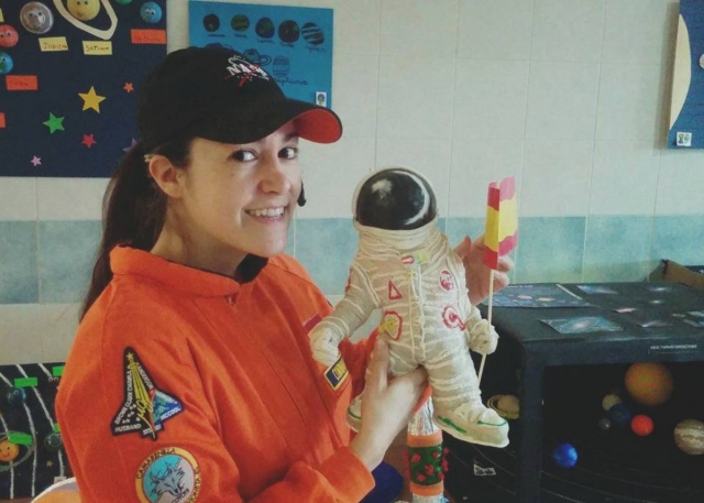  拿着宇航员模型 