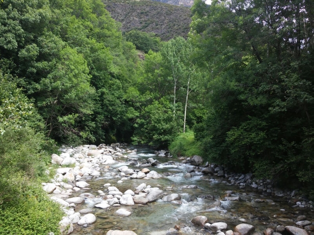  游览比利牛斯山脉的河流 