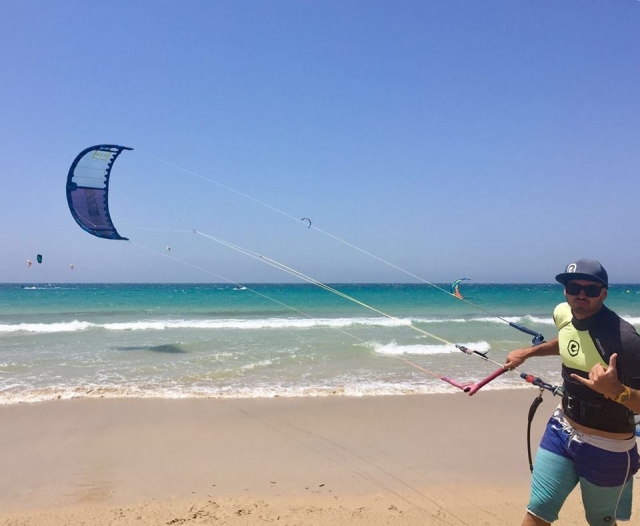  Empinar pipa sobre terra nas praias de Cádiz 