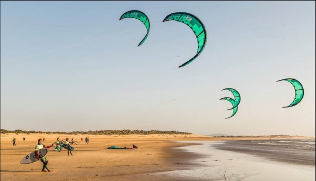  Empinar pipas de kitesurf na praia de Cádiz 