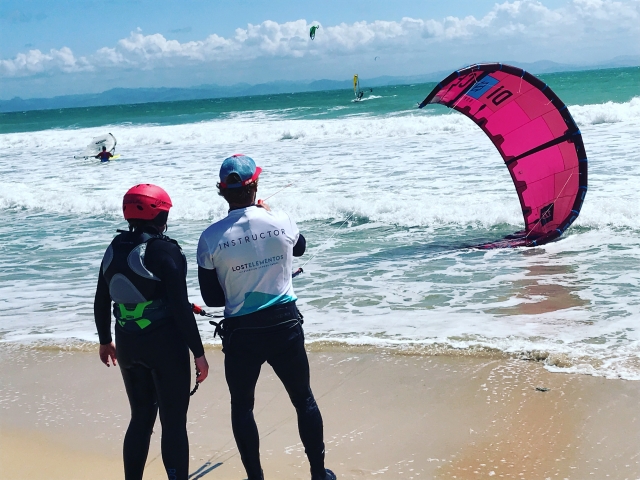  Istruttore e allievo di kite vicino all'acqua 