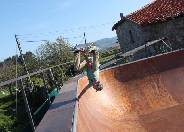 e-19747991-acrobacias-de-skate-en-villaviciosa15246685376839.jpg