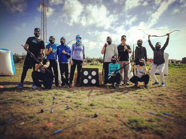  Bogenschützenteam neben dem Ziel 