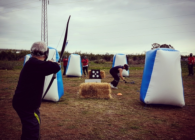 Bogenschießen-Kampfschüsse zwischen Schutzvorrichtungen 