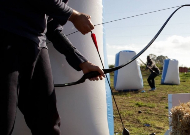  Bogenschütze versteckt hinter den Schutzvorrichtungen 