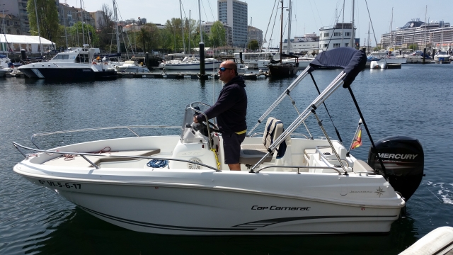 Al frenle del barco en la ria
