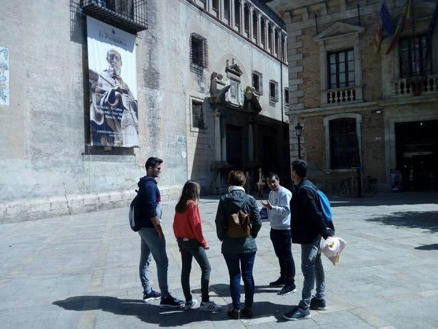 Grupo visitando Valencia con guia