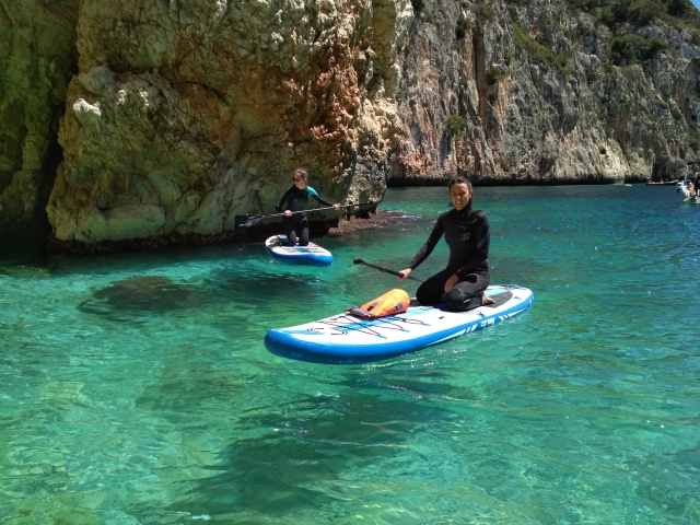 Sup en los acantilados del Mediterraneo