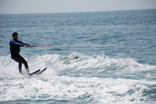 Practicando el esqui en el mar