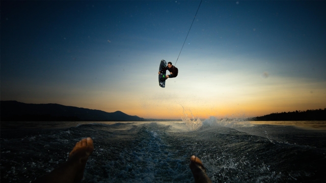 Wake al atardecer en la Costa Brava