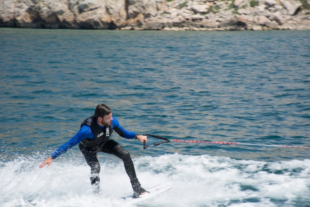 Manteniendose en la tabla de wake con una mano