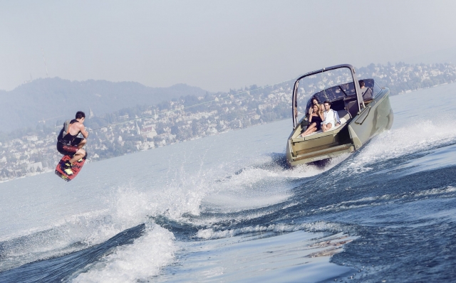 Salto de wake con lancha privada