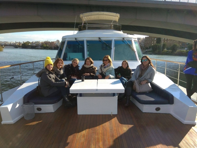 e-19748125-amigas-de-paseo-en-el-barco-en-sevilla15253544913046.jpg