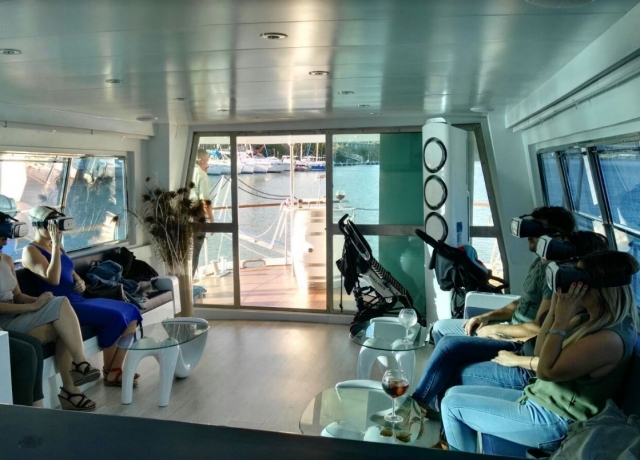 e-19748125-pasajeros-del-barco-con-gafas-3d15254324846173.jpg