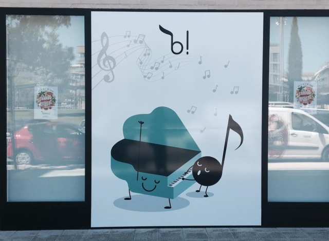 Piano en la fachada de la escuela